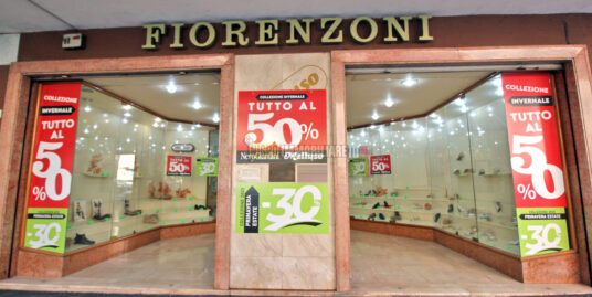 Locale commerciale in affitto in Via Genova
